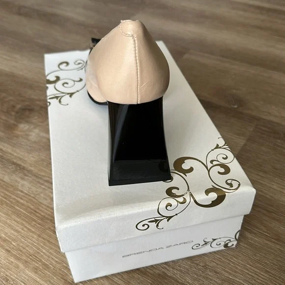 Women's Cream and Black Block Heels Size 8.5 - Picture 3 of 6